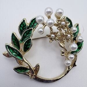 Beautiful Gold-Tone and Faux Pearl  Wreath Brooch